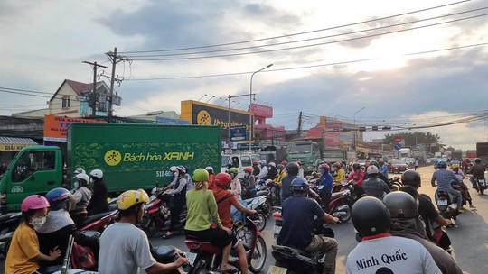 Đồng Nai: Nữ sinh bị xe ben tông tử vong khi đi học về, giao thông ùn ứ trên Quốc lộ 1 - Ảnh 2.
