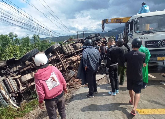 Xe tải đổ đèo mất lái, lật đè 2 người đi xe máy tử vong tại chỗ - Ảnh 2.