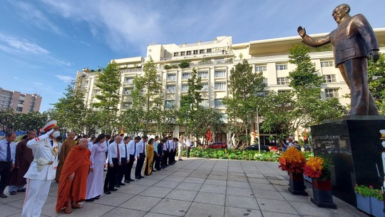 Lãnh đạo TP HCM dâng hoa, dâng hương Chủ tịch Hồ Chí Minh, Chủ tịch Tôn Đức Thắng - Ảnh 2.