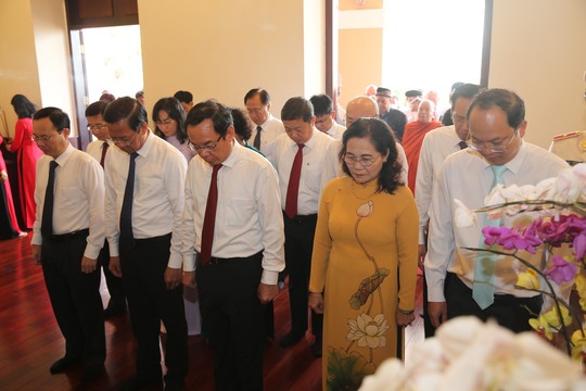 Lãnh đạo TP HCM dâng hoa, dâng hương Chủ tịch Hồ Chí Minh, Chủ tịch Tôn Đức Thắng - Ảnh 1.