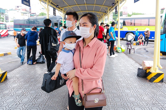 Người dân ùn ùn về quê nghỉ lễ, giao thông Hà Nội ùn tắc cục bộ - Ảnh 4.
