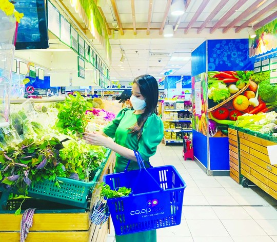 Giá xăng giảm, giá thực phẩm tại siêu thị hạ nhiệt - Ảnh 1.