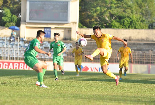 Vòng 10 Giải Hạng nhất 2022: Ngôi đầu khó vững - Ảnh 1.