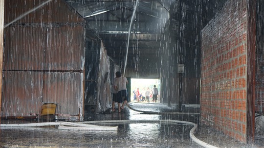 Chập điện, bà hỏa thiêu rụi một cơ sở dịch vụ phun sơn PU - Ảnh 2.