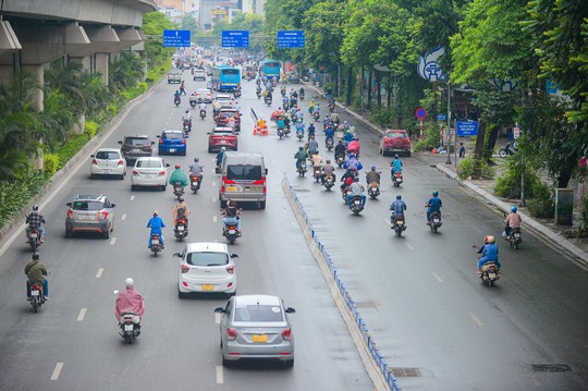 Bắt đầu thí điểm tách làn ôtô, xe máy trên đường Nguyễn Trãi - Ảnh 1.