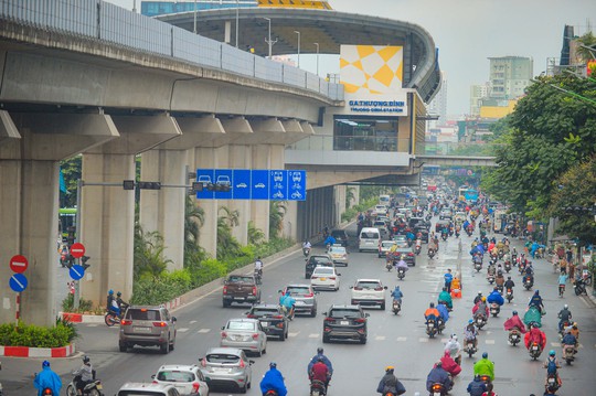 Bắt đầu thí điểm tách làn ôtô, xe máy trên đường Nguyễn Trãi - Ảnh 2.