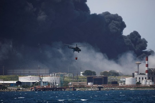 Cảng nhiên liệu Cuba cháy như địa ngục, 6 nước hợp lực cứu hỏa - Ảnh 4.