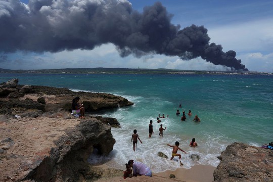 Cảng nhiên liệu Cuba cháy như địa ngục, 6 nước hợp lực cứu hỏa - Ảnh 3.