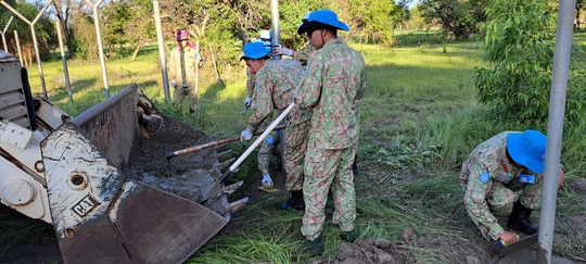 Cận cảnh Đội Công binh Việt Nam xây dựng hàng rào bảo vệ - Ảnh 17.