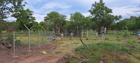 Cận cảnh Đội Công binh Việt Nam xây dựng hàng rào bảo vệ - Ảnh 11.