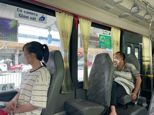 Bát nháo ở Tân Sơn Nhất: Gỡ từ xe buýt - Ảnh 2.