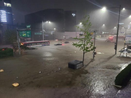 Hàn Quốc chứng kiến trận lũ lụt lịch sử - Ảnh 3.