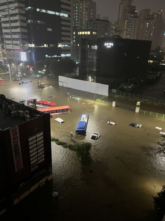 Hàn Quốc chứng kiến trận lũ lụt lịch sử - Ảnh 6.