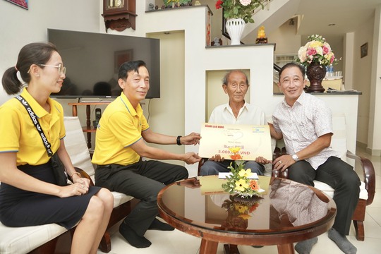 Mai vàng nhân ái đến thăm nghệ nhân, nghệ sĩ ở Bình Thuận - Ảnh 1.