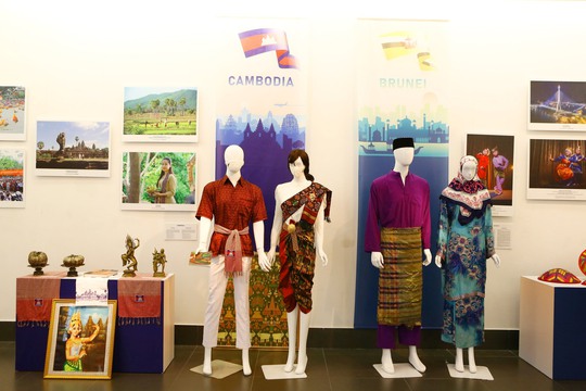 Triển lãm tôn vinh các giá trị văn hoá truyền thống ASEAN - Ảnh 7.