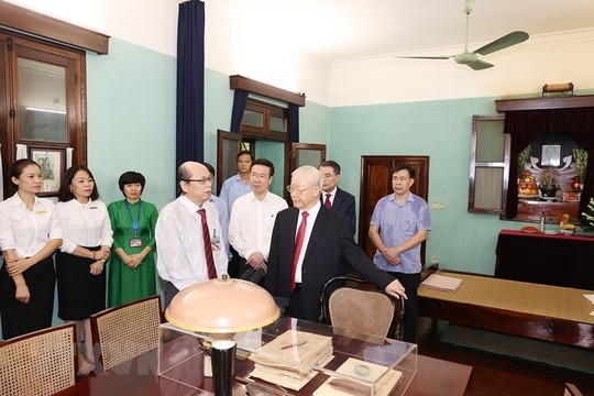 Tổng Bí thư Nguyễn Phú Trọng dâng hương tưởng niệm Chủ tịch Hồ Chí Minh - Ảnh 3.