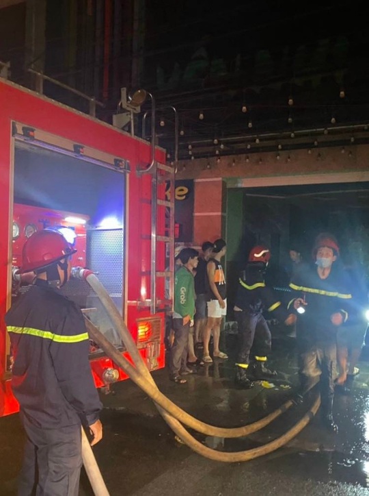 Cháy quán karaoke ở Đồng Nai, cảnh sát PCCC đục tường cứu người - Ảnh 9.