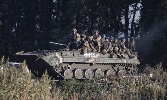 Ukraine phản công dồn dập, giành lại 2.000 km vuông đất - Ảnh 1.