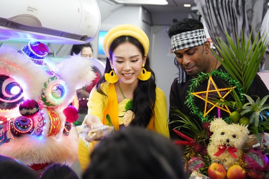“Chị Hằng” Huỳnh Nguyễn Mai Phương bất ngờ vui Tết Trung Thu trên chuyến bay Vietjet - Ảnh 8.