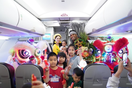 “Chị Hằng” Huỳnh Nguyễn Mai Phương bất ngờ vui Tết Trung Thu trên chuyến bay Vietjet - Ảnh 9.