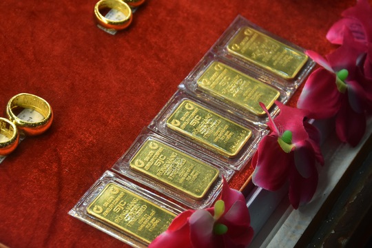 Giá vàng hôm nay 12-9: Vàng thế giới tiếp tục lao dốc, vàng SJC neo giá cao - Ảnh 1.