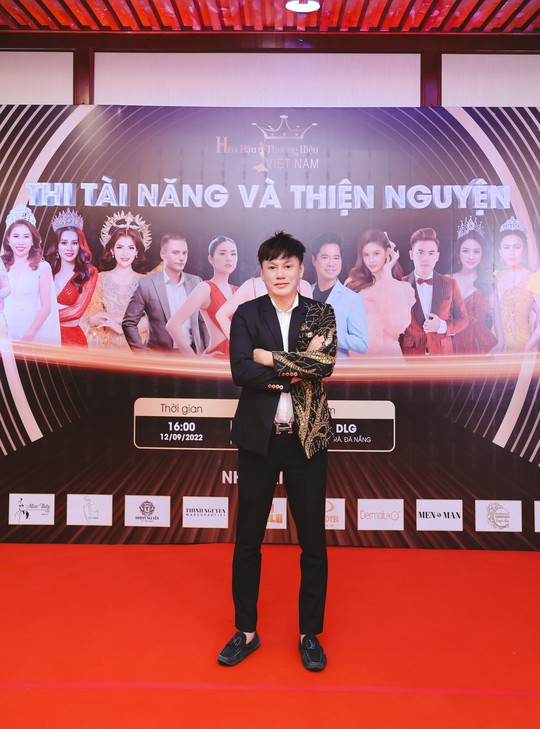 Áo dạ hội NTK Tommy Nguyễn thắng đấu giá thu về gần 300 triệu đồng - Ảnh 1.