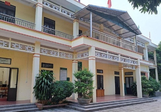 Ăn tiền khi làm sổ đỏ cho dân, 3 quan xã bị bắt - Ảnh 1.