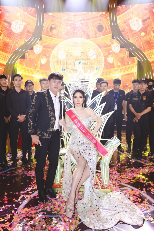 Hoa hậu Lý Kim Ngân lộng lẫy trao giải trang phục dạ hội - Ảnh 5.