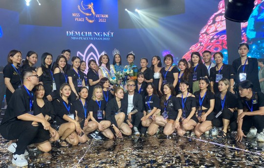 Chuyên gia trang điểm Quang Bi đồng hành cùng Miss Peace Việt Nam 2022 - Ảnh 1.