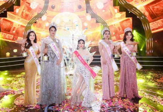 Khương Phương Anh đăng quang Hoa hậu Thương hiệu Việt Nam 2022 - Ảnh 1.