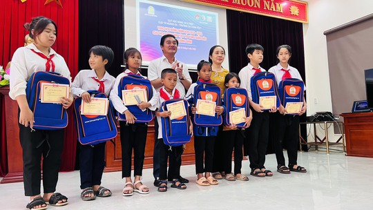 590 học sinh dân tộc thiểu số khu vực Bắc Trung Bộ nhận học bổng năm học mới - Ảnh 2.