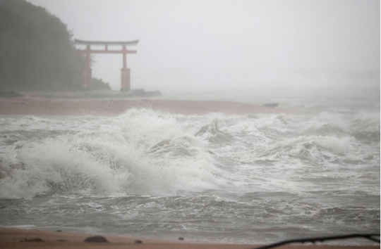Siêu bão Nanmadol xuyên thẳng vào Nhật Bản - Ảnh 1.
