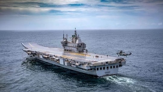 Ấn Độ hạ thủy tàu sân bay tự đóng đầu tiên - Ảnh 1.