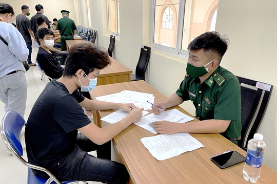 CLIP: Giải cứu hàng chục công dân Việt Nam khỏi casino ở Campuchia - Ảnh 4.