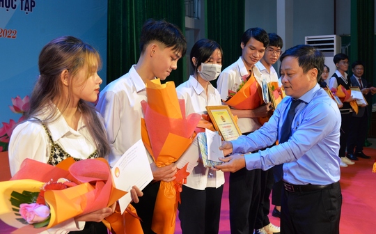 LĐLĐ tỉnh Quảng Ngãi tuyên dương các tân sinh viên là con em đoàn viên, người lao động có thành tích xuất sắc - Ảnh 1.