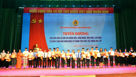LĐLĐ tỉnh Quảng Ngãi tuyên dương các tân sinh viên là con em đoàn viên, người lao động có thành tích xuất sắc - Ảnh 2.