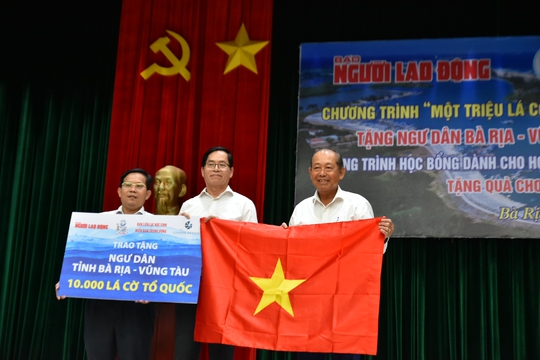 10.000 lá cờ Tổ quốc tặng ngư dân Bà Rịa - Vũng Tàu - Ảnh 1.