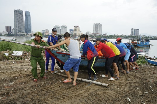 Miền Trung dốc toàn lực chống bão số 4 - Ảnh 2.