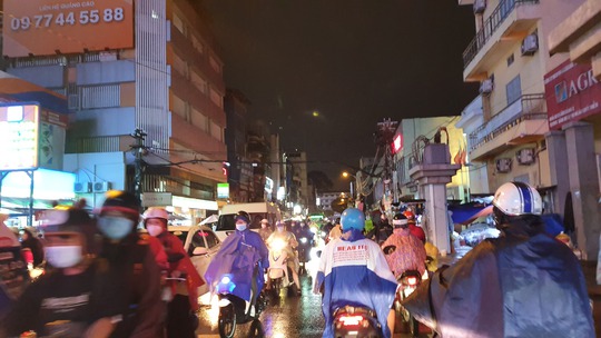 Trung tâm TP HCM kẹt xe nghiêm trọng sau cơn mưa chiều - Ảnh 2.