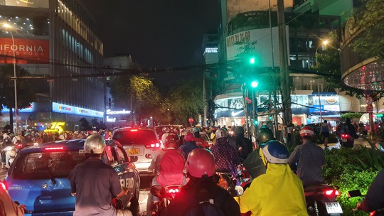 Trung tâm TP HCM kẹt xe nghiêm trọng sau cơn mưa chiều - Ảnh 3.