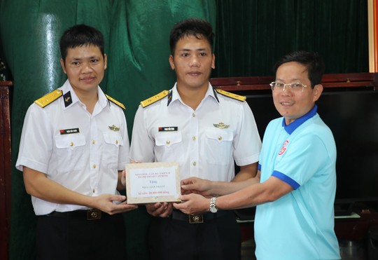 Đoàn đại biểu TP HCM thăm và động viên cán bộ, chiến sĩ Nhà Giàn DK 1/10, đảo Thổ Chu - Ảnh 5.