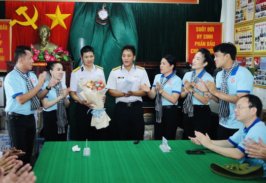 Đoàn đại biểu TP HCM thăm và động viên cán bộ, chiến sĩ Nhà Giàn DK 1/10, đảo Thổ Chu - Ảnh 6.