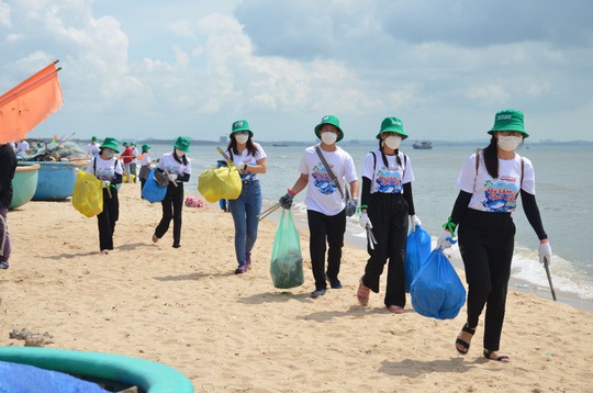 C.P. Việt Nam thu gom rác tại các bãi biển Bà Rịa - Vũng Tàu - Ảnh 2.