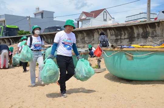 C.P. Việt Nam thu gom rác tại các bãi biển Bà Rịa - Vũng Tàu - Ảnh 3.