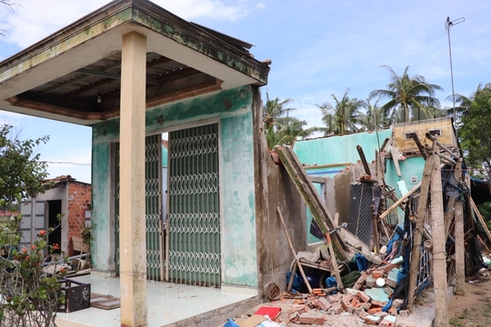 Xót xa gia cảnh người phụ nữ ở Quảng Nam bị sập nhà do bão số 4 - Ảnh 1.