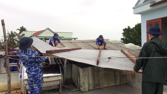 Giúp dân sửa chữa nhà bị tốc mại tại xã Tam Quang