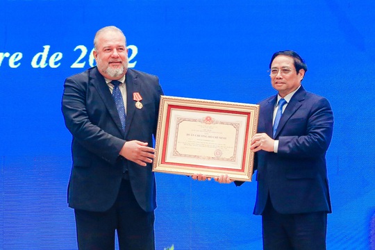 Thủ tướng Phạm Minh Chính trao tặng Huân chương Hồ Chí Minh cho Thủ tướng Cuba - Ảnh 5.