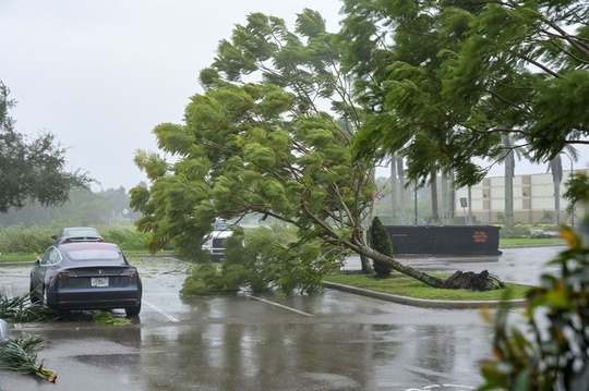 Cơn bão mạnh thứ 5 trong lịch sử nước Mỹ đâm sầm vào Florida - Ảnh 2.
