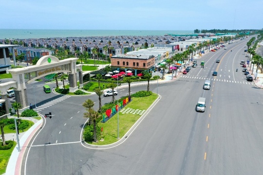 Đại lộ mua sắm tăng sức hút cho du lịch Hồ Tràm - Ảnh 1.