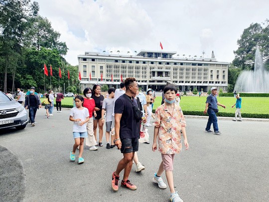 Dịp 2-9: Chật kín khách du lịch đi city tour, điểm vui chơi ở TP HCM - Ảnh 7.